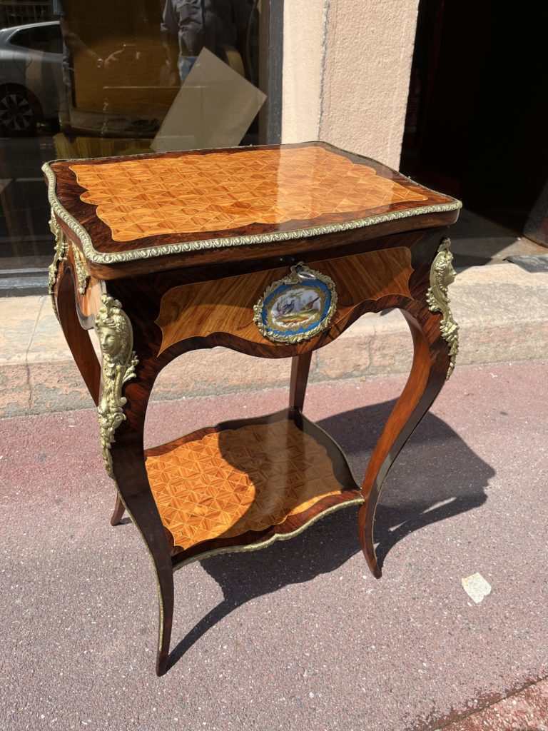 Restauration d'une table à ouvrage d'époque ouvrage Napoléon III par l'Atelier Roba
