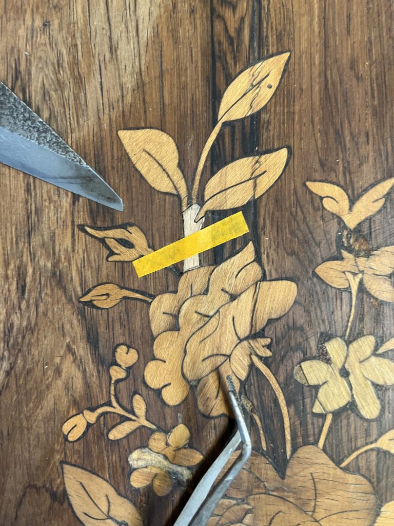 Restauration d'une fleur en marqueterie