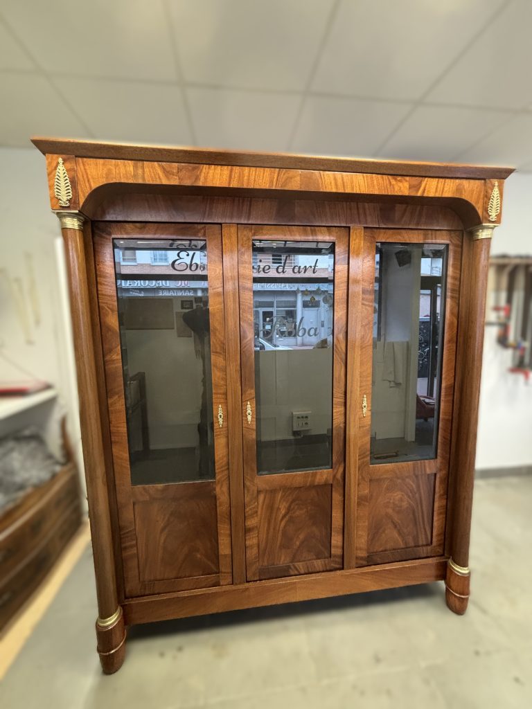 Armoire Empire restaurée à l'Atelier Roba : une pièce majestueuse retrouvant sa stabilité structurelle et sa finition brillante d'origine.