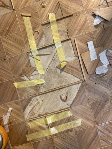 Manque de marqueterie en bois de rose à restaurer par l'Atelier Roba - Ebéniste Restaurateur de meuble