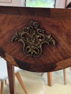 Médaillon et placage à restaurer