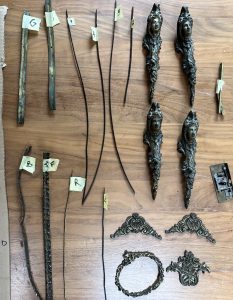 Dépose de bronzes et des ferrures à restaurer par l'Atelier Roba - Ebéniste Restaurateur de meubleGreffes de placage