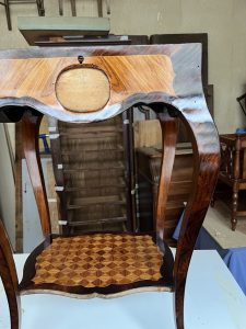 Structures et placages en marqueterie restauré par l'atelier roba - restaurateur de meubles