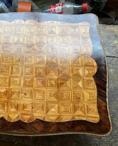 Plateau en marqueterie de bois de rose restauré par l'atelier roba - restaurateur de meubles