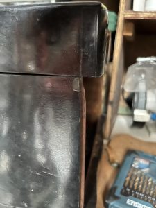 Arrêtes détériorées compromettant la solidité générale de l’objet et nécessitaient une reprise structurelle soignée.