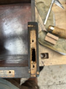 La serrure et les éléments métalliques nécessitaient une intervention complète, notamment pour permettre un fonctionnement normal de l’ouverture et de la fermeture.