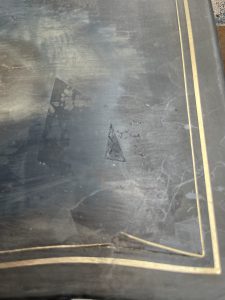 Les filets d’ornementation, caractéristiques de ce type de mobilier Napoléon III, étaient partiellement décollés ou absents, ce qui altérait la lecture esthétique de la pièce.