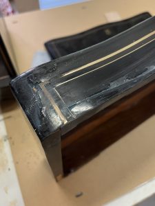 Le placage présentait plusieurs manques localisés, entraînant une rupture visuelle du décor et une fragilisation de certaines zones.