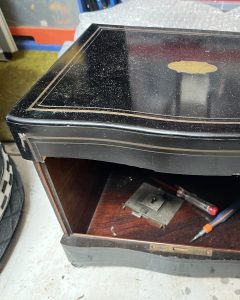 À son arrivée à l’atelier Roba - Ebéniste restaurateur, la cave à liqueur présentait différents désordres affectant sa structure, ses placages et ses éléments décoratifs.