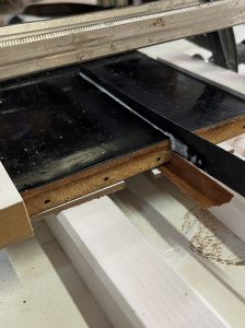 Restauration d'une cave à liqueur Napoléon III : pose de flipots.