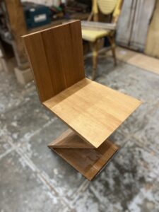 Chaise contemporaine - signé Gerrit Rietveld - modèle ZigZag restaurée par l'atlier Roba - Ebeniste d'art à Paris - Boulogne et Issy les Moulineaux