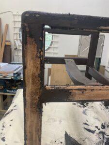 Chaise Bulo Memphis Style décapées par l'atelier Roba