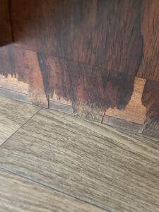 Etat du placage de la table de réunion en palissandre