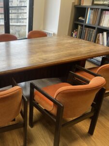 Etat initial de la table en palissandre et des chaises Bulo Memphis Style restaurées par l'atelier Roba