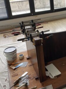 Table de réunion en palissandre en presse restaurée par l'atelier Roba - Paris - Boulogne - Issy