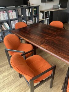 Table de réunion en palissandre et chaises Bulo Memphis Styme restaurée par l'atelier Roba - Paris - Boulogne - Issy