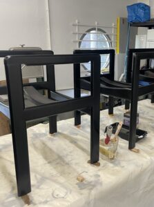 Chaise Bulo Memphis Style teintées et vernis par l'atelier Roba