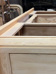 Décapage et ponçage d'un ensemble en Orme massif de la maison Regain restauré à l'Atelier Roba