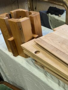 Restauration d'un ensemble de la maison Regain en Orme massif : démontage des éléments et mise à plat