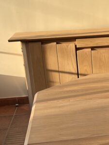 Ensemble en Orme massif de la maison Regain restauré à l'Atelier Roba : une table et un buffet retrouvant éclat et couleur d'origine.