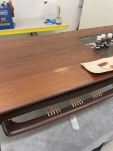 Recherche chromatique sur une table basse en teck de Louis van Teeffelen restauré à l'Atelier Roba - Paris - Hauts de Seine