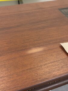 Arrachement constaté sur une table basse en teck de Louis van Teeffelen restauré à l'Atelier Roba - Paris - Hauts de Seine