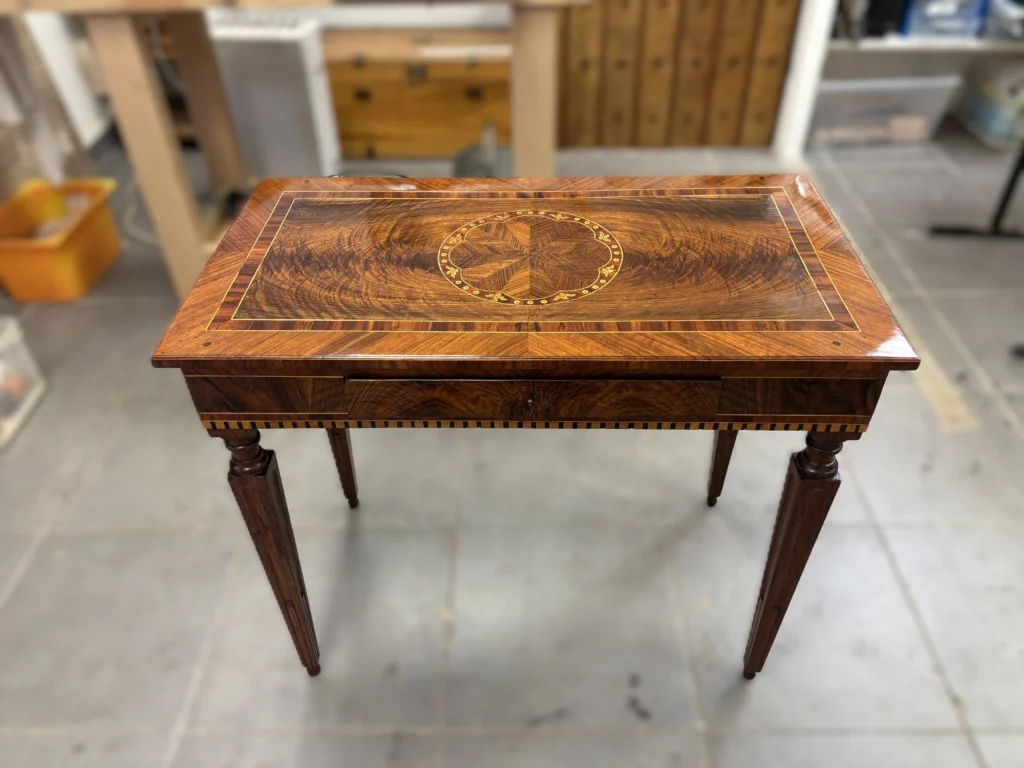 Petit bureau Louis XVI restauré à Paris - Atelier Roba - Vernis gomme laque au tampon