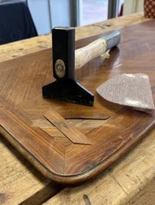 Abattant d'un secrétaire Louis XV en bois de violette restauré à l'Atelier Roba à Paris : Greffe de placage