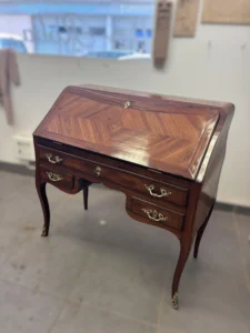 Secrétaire Louis XV en Bois de violette restauré à l'Atelier Roba à Paris : une pièce majestueuse retrouvant sa stabilité structurelle et sa finition brillante d'origine.