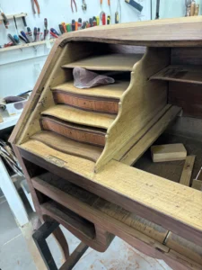 Ponçage et égrenage d'un secrétaire Louis XV en Bois de violette restauré à l'Atelier Roba à Paris
